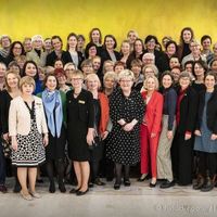 Gruppenfoto Bundespräsident Frank-Walter Steinmeier mit vielen Frauen aus den Mitgliedserbänden des Deutschen Frauenrats