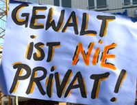 Demo-Banner mit der Aufschrift: Gewalt ist nie privat!