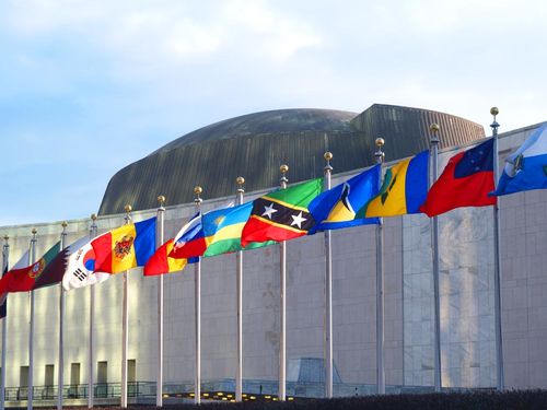 Internationale Flaggen vor dem UN-Gebäud