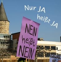 Demo-Plakat: Nein heißt Nein und Schriftzug: Nur ja heißt ja