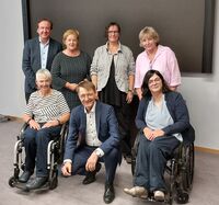 Foto von links nach rechts: Sigrid Arnade, Bundesminister Karl Lauterbach, Anieke Fimmen, Martin Danner, Michaela Engelmeier, Martina Puschke, Dorothee Czennia