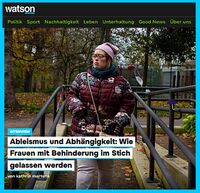 Auf dem Screenshot von watson.de: eine junge Frau mit Winterkleidung und dicken Brillengläsern läuft eine Rampe herunter. Über dem Foto der Schriftzug: Interview Ableismus und Abhängigkeit: Wie Frauen mit Behinderung im Stich gelassen werden von Kathrin M