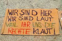 Demo-Plakat: Wir sind hier, wir sind laut, weil Ihr uns die Rechte klaut!