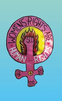 Protestplakat aus Pappe: Schriftzug Frauenrechte sind Menschenrechte. Und das Frauenzeichen (ein Kreis auf einem Kreuz) mit hochgereckter Faust mit Flammen in der Kreismitte, 3 Fäusten jeweils an den Enden des Kreuzes.  Im Kreuzungspunkt ein Peace-Zeichen