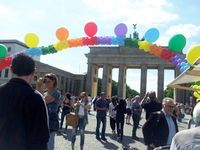 Menschen vor dem Brandenburger Tor in Berlin