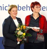 Michaela Engelmeier mit Blumenstrauß und Barbara Vieweg mit Staffelstab