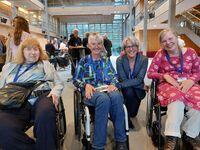 Foto von links nach rechts: Gertrud Servos, Sigrid Arnade, Kerstin Claus und Claudia Seipelt-Holtmann. Im Hintergrund weitere Teilnehmende im Gespräch.