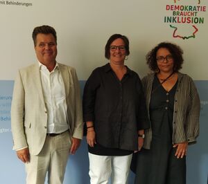 Jürgen Dusel neben Martina Puschke und Beatrice Gómez; alle schauen freundlich in die Kamera