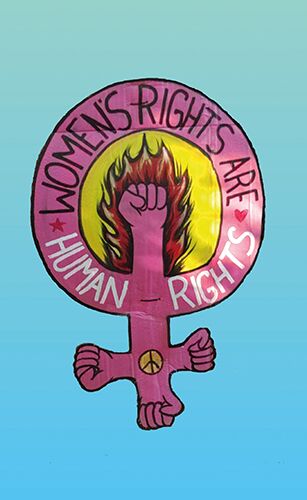 Protestplakat aus Pappe: Schriftzug Frauenrechte sind Menschenrechte. Und das Frauenzeichen (ein Kreis auf einem Kreuz) mit hochgereckter Faust mit Flammen in der Kreismitte, 3 Fäusten jeweils an den Enden des Kreuzes.  Im Kreuzungspunkt ein Peace-Zeichen