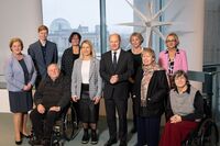 Auf dem Foto von links nach rechts in der vorderen Reihe zu sehen: Michaela Engelmeier, Horst Frehe, Verena Bentele, Bundeskanzler Olaf Scholz, Hannelore Loskill, Anieke Fimmen.  In der hinteren Reihe von links nach rechts: Marc-Oliver Essen, Martina Pusc