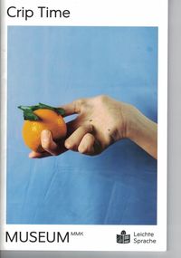 Titelbild Ausstellung Crip Time mit Frauenhand, die eine Mandarine hält