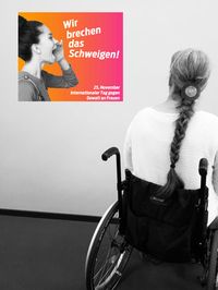Frau im Rollstuhl mit langem Zopf schaut auf ein Plakat mit der Aufschrift: Wir brechen das Schweigen