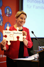 undesministerin Dr. Franziska Giffey hält Puzzleteile in der Hand