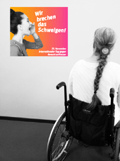 Eine Frau im Rollstuhl steht vor einem Plakat, das eine rufende Frau zeigt